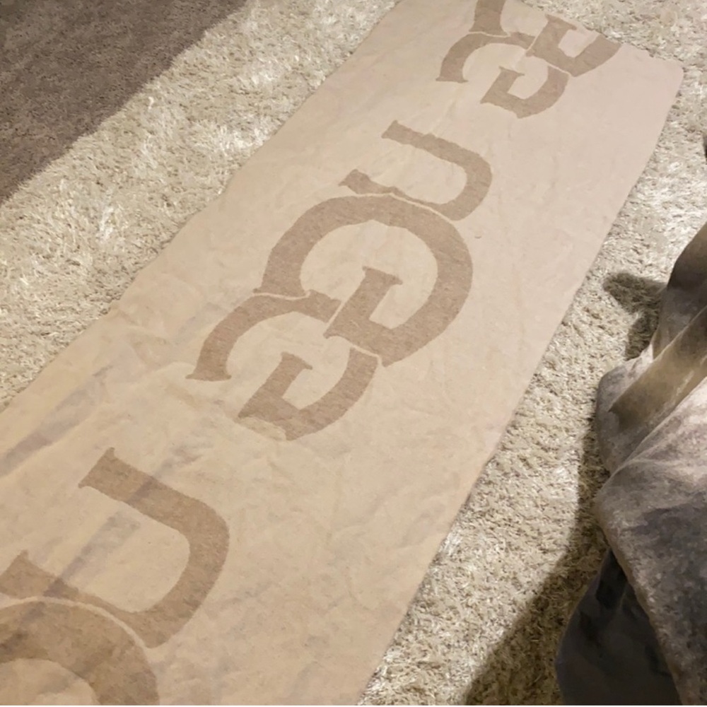 UGG Scarf W Woven Ugg Logo Scarf Beige Large Wrap - Picture 7 of 9